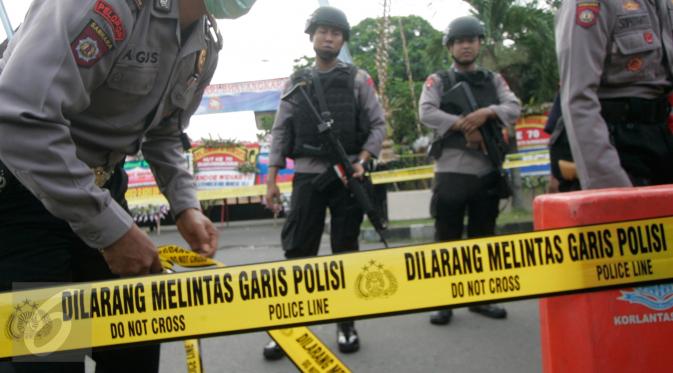 Garis polisi terpasang di lokasi bom bunuh diri di Mapolresta Solo, Jawa Tengah, Selasa (5/7). Garis polisi itu dipasang mulai dari sisi barat jalan Adi Sucipto menuju sisi timur Jalan KS Tubun. (Liputan6.com/Boy Harjanto)