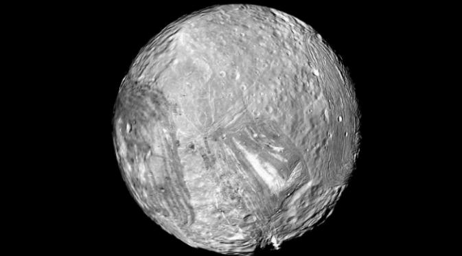Miranda, bulan Planet Uranus (NASA)