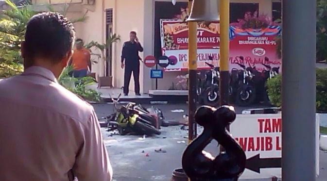 Polisi langsung melakukan olah TKP bom bunuh diri di solo. Sementara itu, harga daging sapi di Pasar Kebayoran Lama, Jakarta dijual Rp 130.