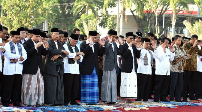 Presiden Jokowi salat Idul Fitri 1437 H di Padang. (Biro Setpres)