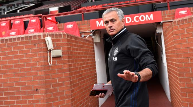 Jose Mourinho usai mengikuti sesi foto dan perknalan sebagai pelatih Manchester United di Stadion Old Trafford, Manchester, (5/7/2016). (AFP/Oli Scarff)