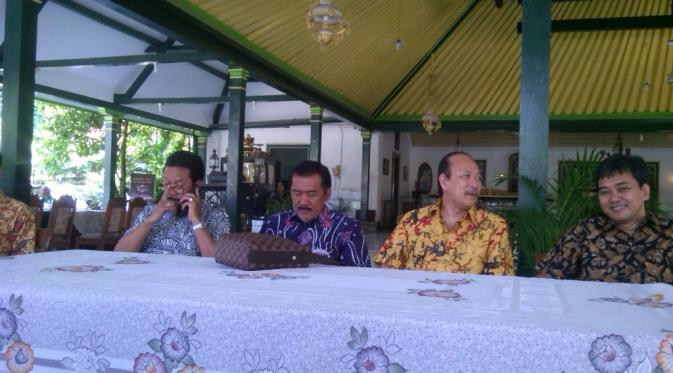 Gusti Prabukusumo (di tengah) mewakili adik-adik Sultan Yogya mengatakan tidak akan menghadiri tradisi Ngabekten. (Liputan6.com/Fathi Mahmud)