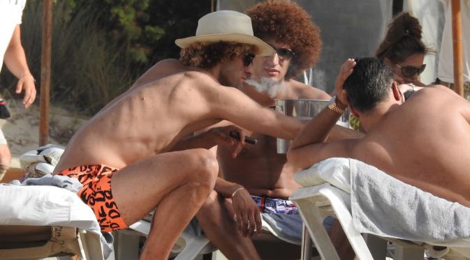 Marouane Fellaini kedapatan menghisap cerutu saat berlibur ke Ibiza (Splash News)