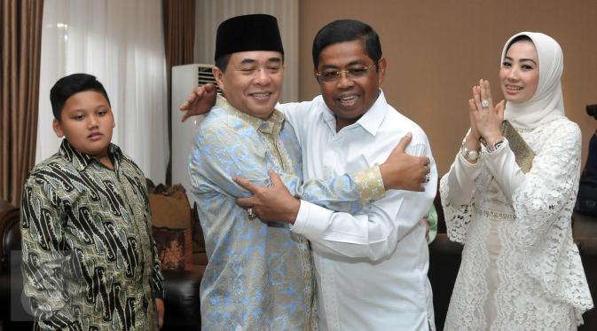 Ketua DPR Ade Komarudin (kedua kiri) bersama Sekjen Partai Golkar Idrus Marham (kedua kanan) saat acara Open House di Rumah Dinas Ketua DPR, Jakarta, Rabu (6/7). (Liputan6.com/JohanTallo)