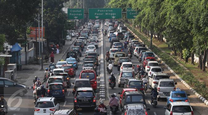 Kendaraan terjebak kemacetan di kawasan Tanjung Barat, Jakarta, (6/7). Banyaknya kendaraan pribadi menjadi penyebab kemacetan di sejumlah ruas jalan Ibu Kota, meskipun saat hari libur dan ditinggal mudik sebagian warganya. (Liputan6.com/Immanuel Antonius)