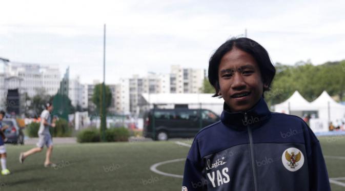 Salah satu pesepak bola muda Indonesia asal Komunitas Rumah Cemara, Yohanda Andisaputra, di sela Street Football World 2016, di Sports Dans La Ville, Lyon, Prancis, Rabu (6/6/2016). (Bola.com/Vitalis Yogi Trisna).
