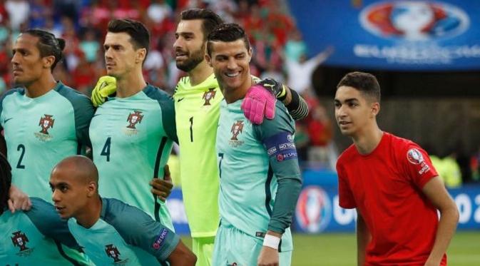 Cristiano Ronaldo tertawa geli melihat aksi suporternya (Uefa)
