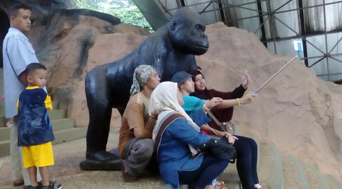 Patung gorila di Taman Margasatwa Ragunan. (Liputan6.com/Putu Merta Surya Putra)