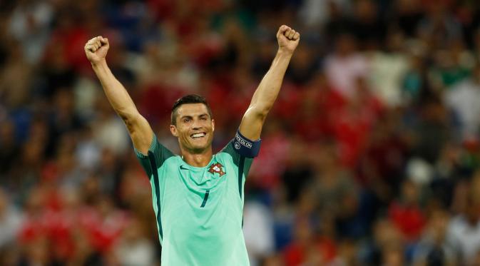 Cristiano Ronaldo membuat dua garis tipis yang saling berjejeran pada rambutnya. (Reuters)
