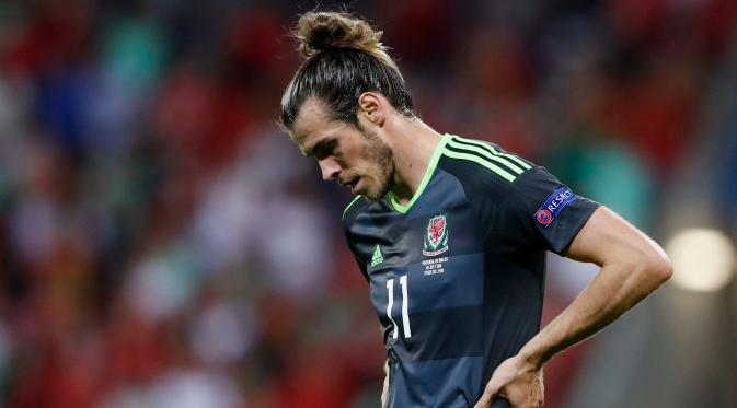 Gareth Bale mengikat rambut panjangnya ke atas. (Reuters)