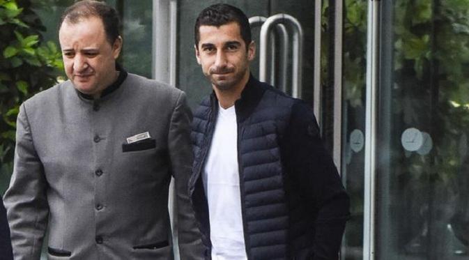 Henrikh Mkhitaryan seusai bertemu dengan tim pelatih Manchester United, termasuk Jose Mourinho. (Mirror)