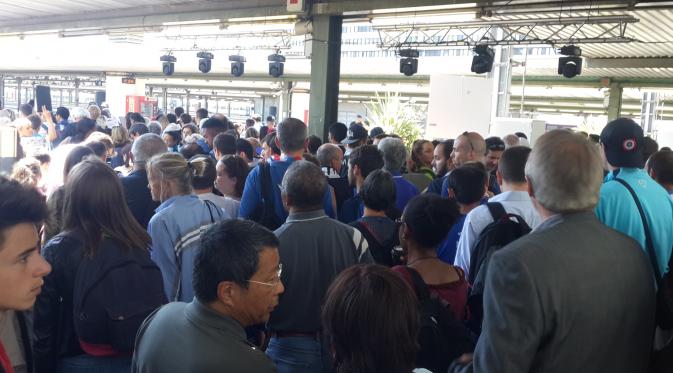 Puluhan suporter timnas Prancis terlihat sudah memadati stasiun Gare de Lyon Paris, Prancis, untuk menuju Marseille, Kamis (7/7/2016). (Bola.com/Ary WIbowo). 