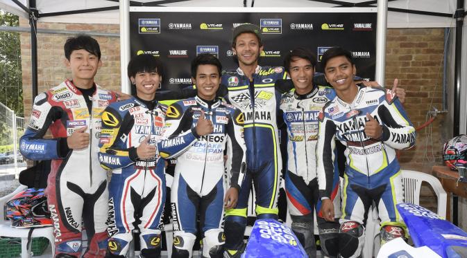 Valentino Rossi dan lima peserta program Yamaha Master Camp di Italia. (Yamaha)