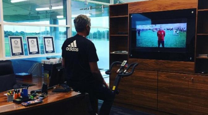 Jose Mourinho pamer ruangan kerjanya di Manchester United. (Daily Mail)