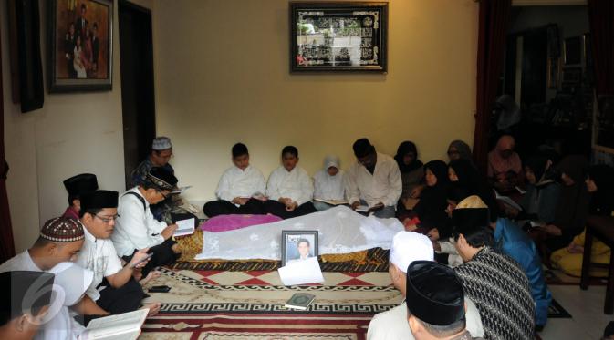 Suasana rumah duka Ketua KPU, Husni Kamil Manik di kompleks KPU, Jakarta, Jumat (8/7/2016). Husni Kamil Manik wafat pada Kamis (7/7) di usia 40 tahun. (Liputan6.com/Helmi Fithriansyah)