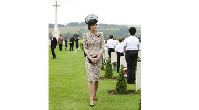 Kate Middleton tampil cantik dengan busana Sheat Dress menghadiri peringatan the Centenary of The Battle of the Somme at The Commonwealth War Graves Commision Thiepval Memorial di Albert, Prancis pada 1 Juli 2016(sumber. Time.com)
