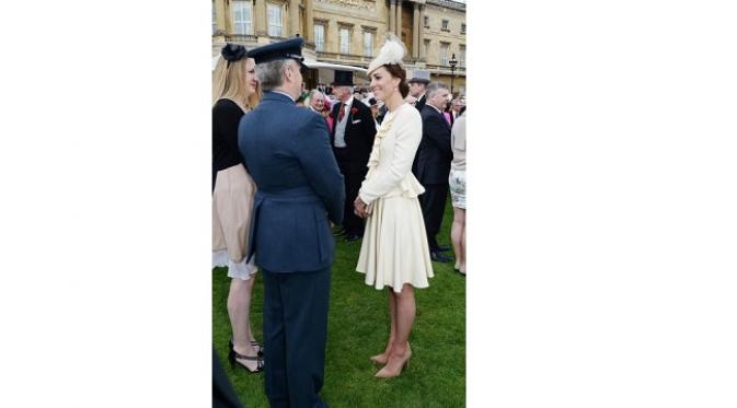 Kate Middleton menghadiri  pesta taman di Buckingham Palace, London pada 24 Mei 2016 (sumber. Time.com)