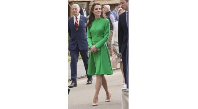  Kate Middleton menghadiri Chelsea Flower Show di Royal Hospital Chelsea, London pada 23 Mei 2016 (sumber. Time.com)