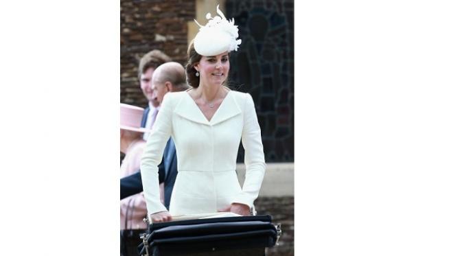 Kate Middleton menghadiri acara baptisan untuk anaknya putri Charlotte di Gereja St Mary Magdalene, Sandringham, England on pada 5 Juli 2015 (sumber. Time.com)
