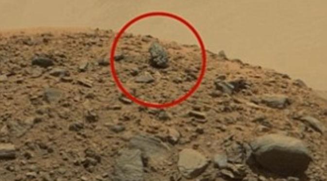 Sebuah gambar mirip kepala patung 'bernuansa Romawi' terlihat di antara bebatuan Mars dalam foto arsip Curiosity Rover (Paranormal Crucible/Dailymail.co.uk).