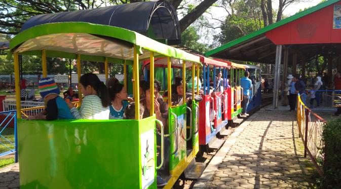 Sejak hari kedua Lebaran, para pengunjung memenuhi Taman Lalu Lintas di Kota Bandung, Jawa Barat. (/Aditya Prakasa)