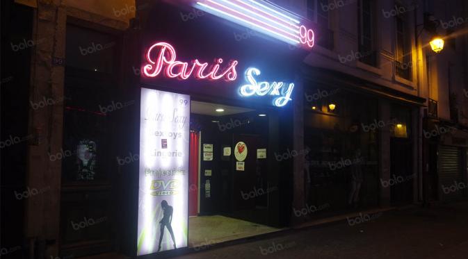 Suasana malam di Jalan Rue St Dennis, Paris, Prancis, Kamis (7/7/2016). (Bola.com/Vitalis Yogi Trisna).