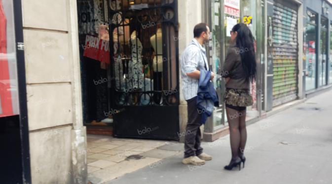 Aktivitas para pekerja seks komersial saat di Rue Saint-Denis Paris, Prancis. (Bola.com/Ary Wibowo).