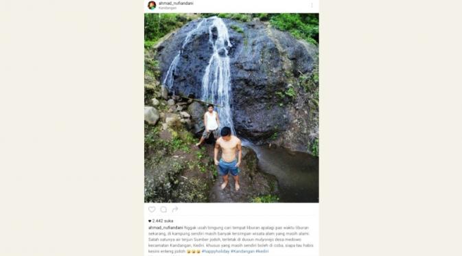 Pemain sayap Arema, Ahmad Nufiandani, mempromosikan objek wisata air terjun di kampung halaman, di Kediri, Jatim, dengan cara menarik. (Bola.com/Instagram)