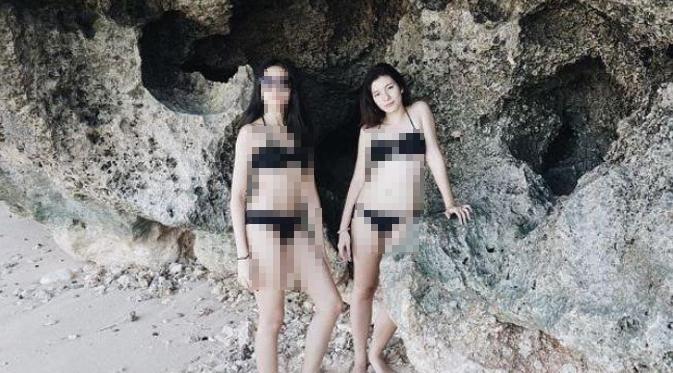 Shaloom Razade saat berpose mengenakan bikini bersama temannya. (Instagram - @sharazaaa)