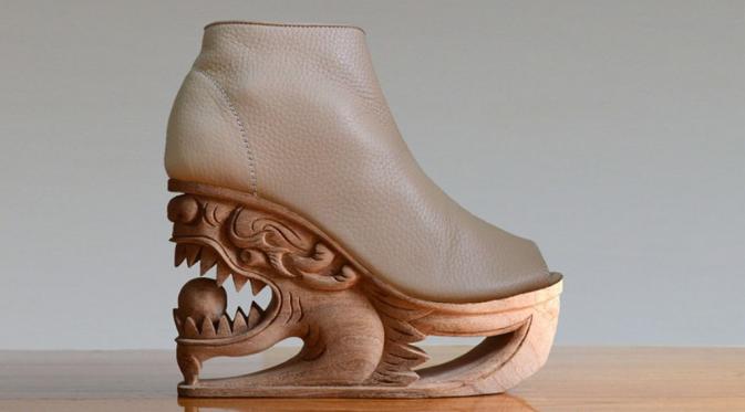 Heels dari ukiran kayu. (via: Bored Panda)
