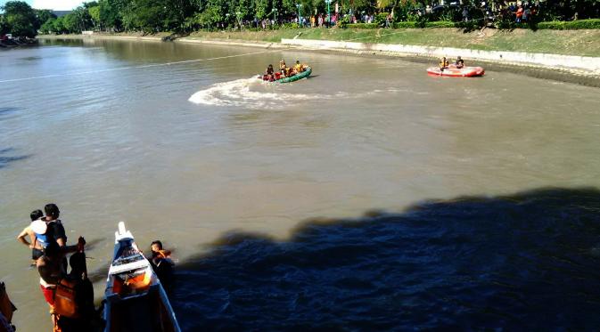 Tim SAR gabungan mencari seorang remaja yang tenggelam di Sungai Rolak Wedok, Surabaya, Jawa Timur. (Liputan6.com/Dian Kurniawan)