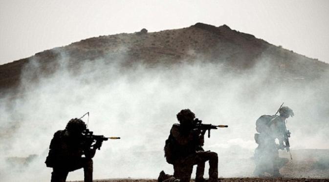 Sekitar 1.600 tentara Inggris terlibat dalam latihan di sebuah gurun di Yordania pada Maret lalu (SWNS/Daily Mail)
