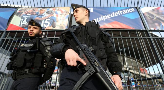 Petugas keamaan terlihat menggunakan senjata laras panjang untuk mengantisipasi aksi teror di Paris. (The Sun)