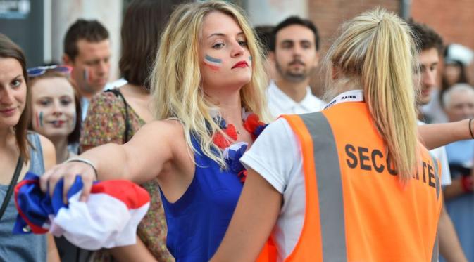 Suporter wanita juga tak luput dari pemeriksaan jelang laga final Piala Eropa 2016. (The Sun)