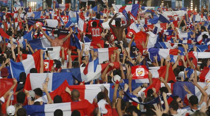 Para suporter Prancis juga memberikan dukungan jelang laga final Piala Eropa 2016 meski hanya menggelar nonton bareng di Lyon. (Reuters)