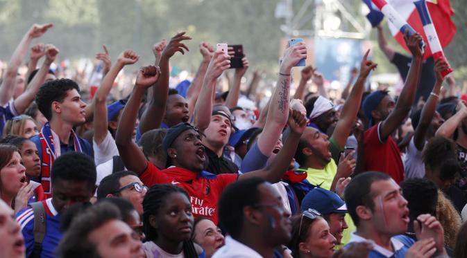 Suporter yang tak bisa masuk ke Stade de France berkumpul di fan zone untuk menyaksikan laga final Piala Eropa 2016 dari layar raksasa. (Reuters)