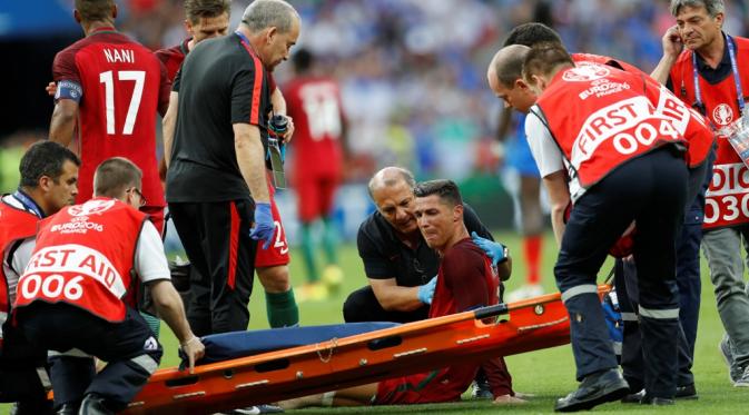 Cristiano Ronaldo saat ditandu ke luar lapangan pada final Piala Eropa 2016 akibat cedera. (AFP)