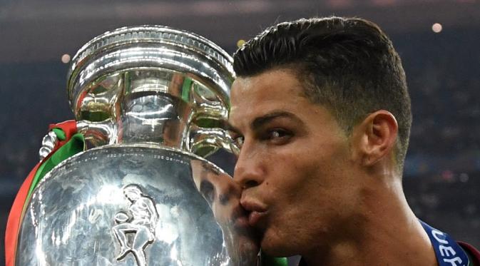 Cristiano Ronaldo mencium trofi Piala Eropa. (AFP)