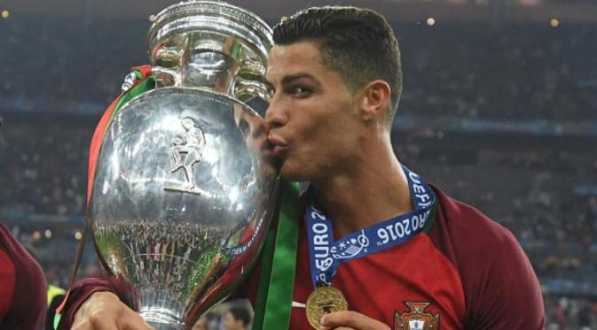 Ekspresi kebahagiaan Cristiano Ronaldo setelah berhasil membawa Portugal menjadi juara Piala Eropa 2016. (AFP)