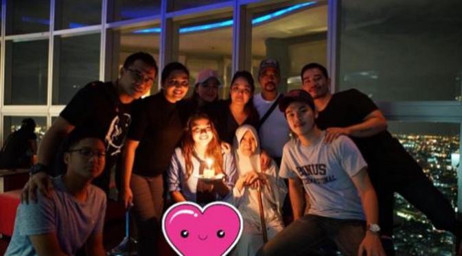 Ashanty dan keluarga merayakan ulang tahun Aurel ke-18 (Instagram/@ashanty_ash)
