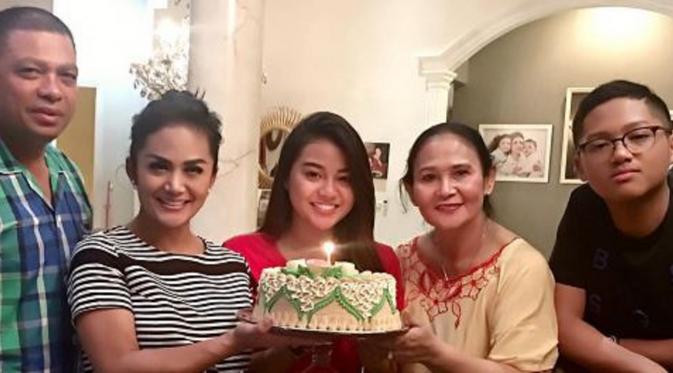 Krisdayanti merayakan ulang tahun Aurel Hermansyah ke-18 (Instagram/@krisdayantilemos)