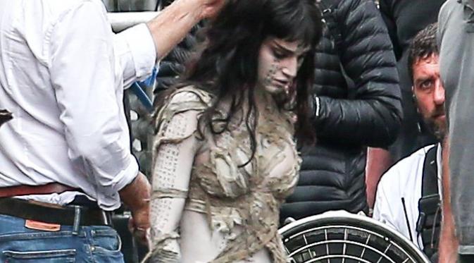 Aktris Sofia Boutella saat syuting film The Mummy. (Ace Showbiz / WENN)