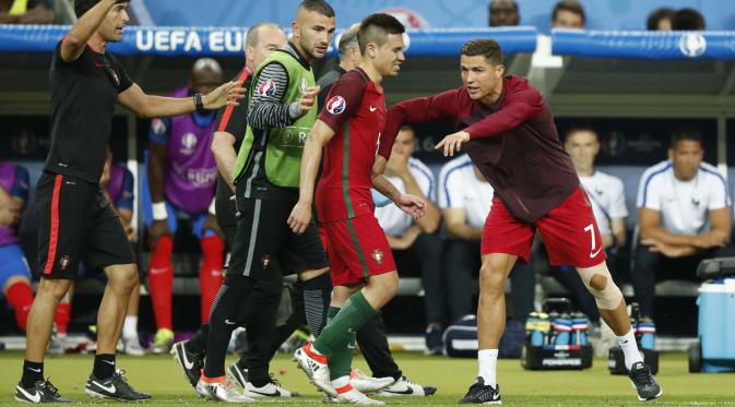 Cristiano Ronaldo mengarahkan pemain Portugal, Cedric untuk memasuki lapangan pada Final Piala Eropa 2016 di Stade de France, Saint-Denis, Paris,(11/7/2016) dini hari WIB.  (REUTERS/John Sibley)