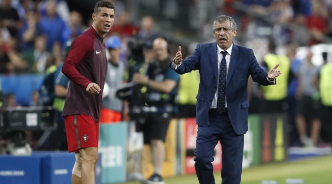 Ekspresi Cristiano Ronaldo dan pelatih Portugal, Fernando Santos saat beraksi dipinggir lapangan pada Final Piala Eropa 2016 di Stade de France, Saint-Denis, Paris,(11/7/2016) dini hari WIB.   (REUTERS/Carl Recine).