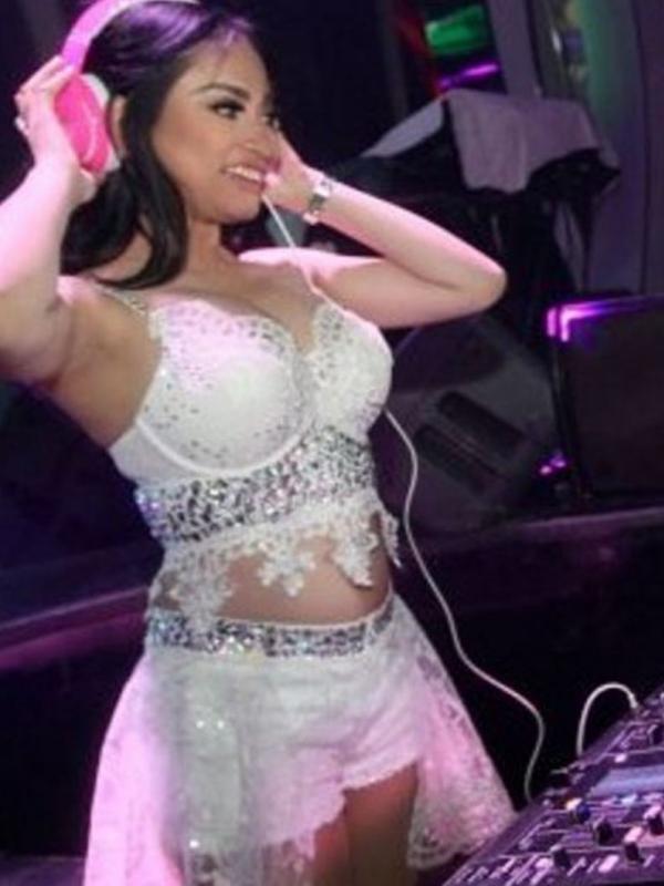 Saat nge-DJ, Amel Alvi kerap pamer payudara dan belahan dada (instagram)