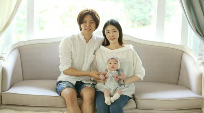 Shin Dongho bersama istri (Kim Seehee) dan putranya, Shin Asher [foto: facebook]