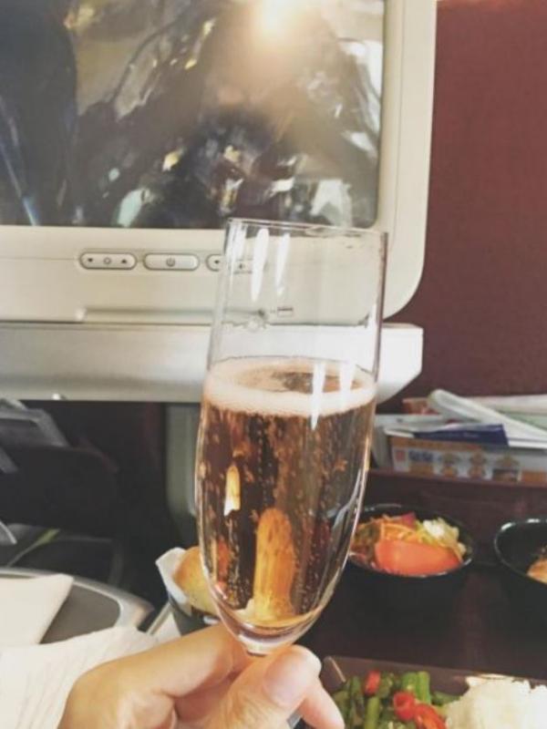Minuman yang dipamerkan Sophia Latjuba di pesawat. (Instagram - @sophia_latjuba88)