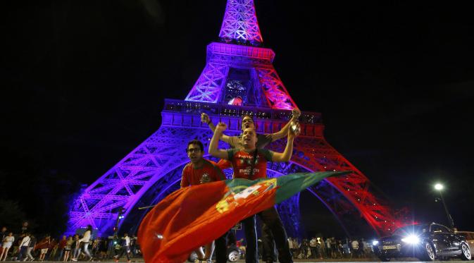 Suporter Portugal merayakan sukses tim kesayangan mereka di depan Menara Eiffel. (Reuters)
