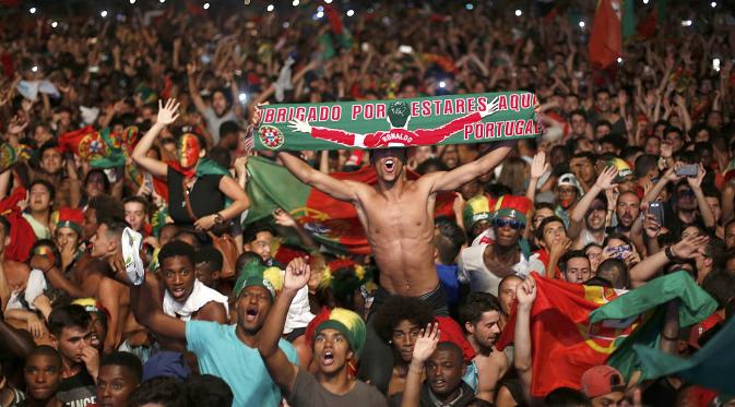 Suporter Portugal berpesta di Lisabon merayakan sukses tim kebanggaan mereka. (Reuters)