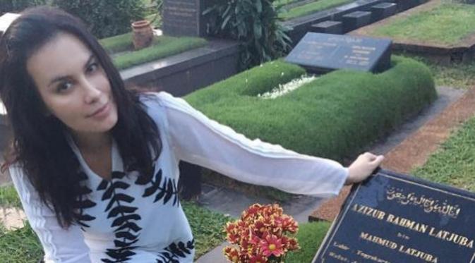 Sophia Latjuba berziarah ke makam ayahnya, Azizur Rahman Latjuba (Instagram/@sophia_latjuba88)